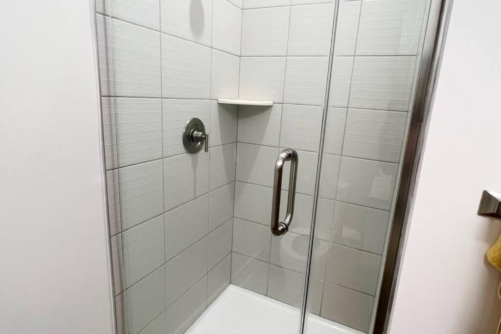 Studio Apartment, Queen Bed, Wifi, Kitchen, Washer & Dryer In Charlotte Exterior foto